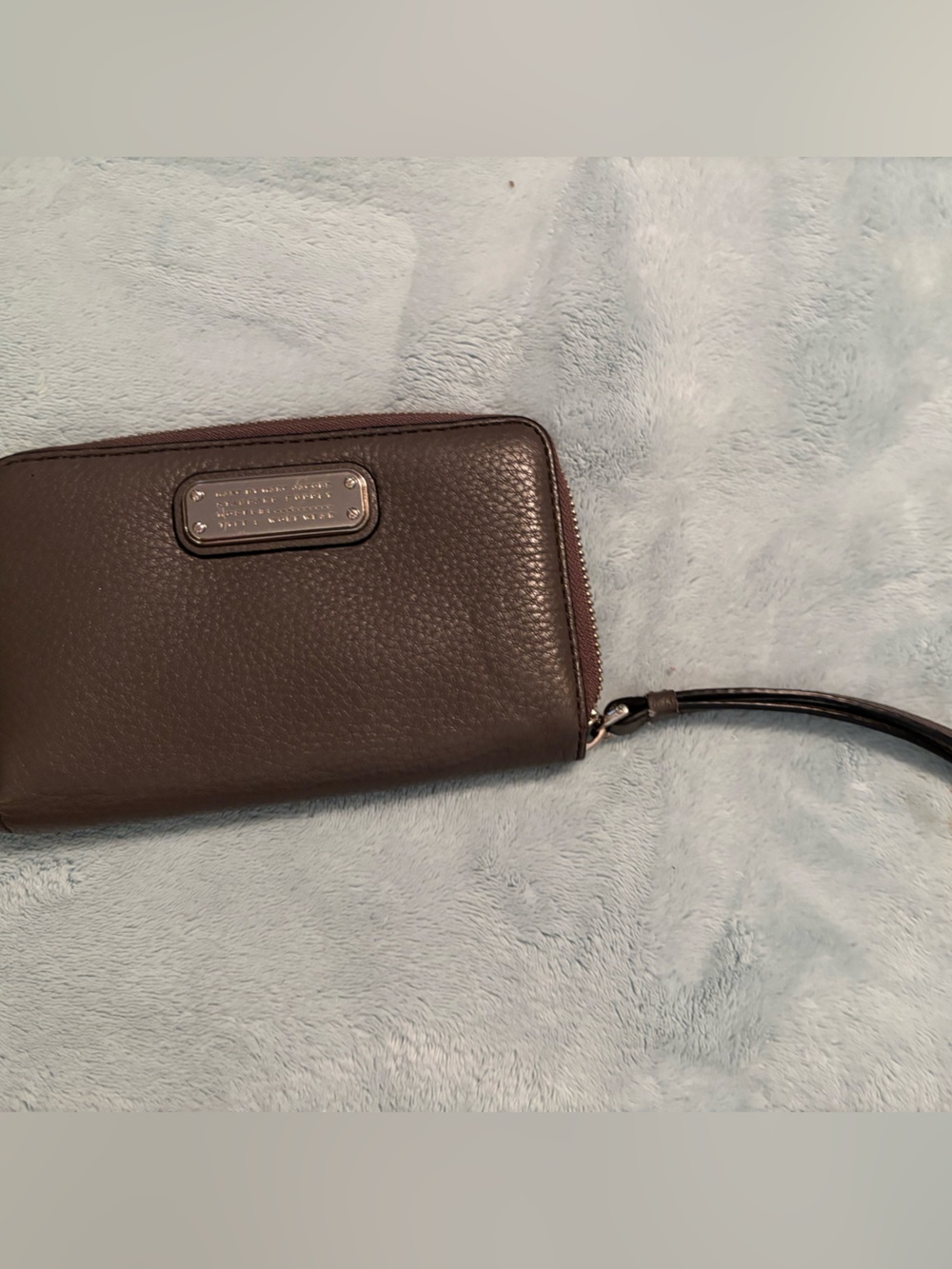 Marc Jacob’s Pebbled Leather Wristlet Wallet with Logo Plaque - Grey